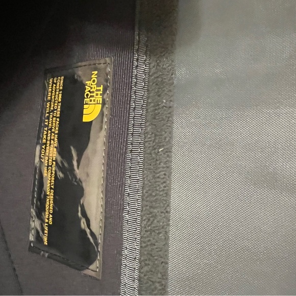 North Face Borealis Flex vent Backpack
With Whistle Black Violet Turquoise - Picture 5 of 5